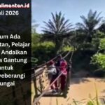 Pelajar di Santan Ulu, Kutai Kartanegara, masih menyeberangi Sungai Santan dengan kereta gantung karena belum tersedia jembatan permanen.